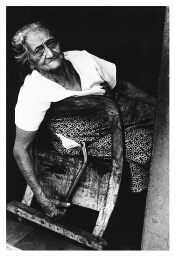 Oudere vrouw in een schommelstoel. 1984