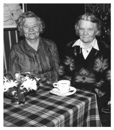 Twee zussen aan een tafeltje tijdens een bruiloft. 1987