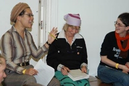 Vrouwen discusiëren tijdens het Nederlands Sociaal Forum in de beurs van Berlage. 2004
