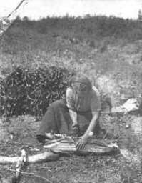 Foto zittende houthakster in Roderveld, tentoongesteld tijdens de Nationale Tentoonstelling van Vrouwenarbeid 1898