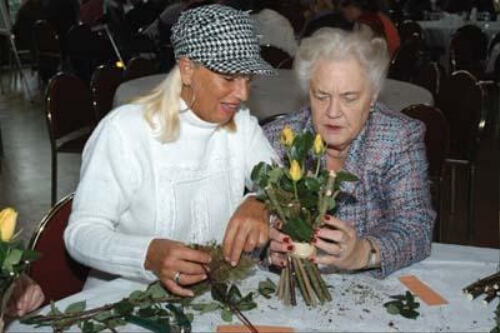 Mantelzorgsters doen aan bloemschikken tijdens feestelijke bijeenkomst in het kader van de 'Dag van de Mantelzorg' 2004