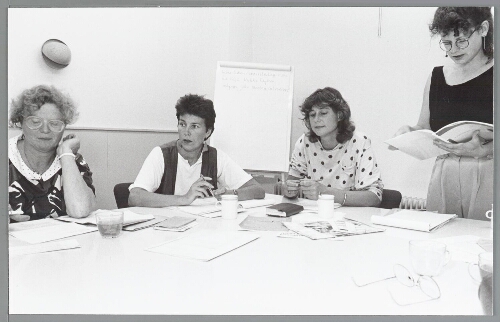 Werkoverleg in het vrouwengezondheidscentrum. 1990