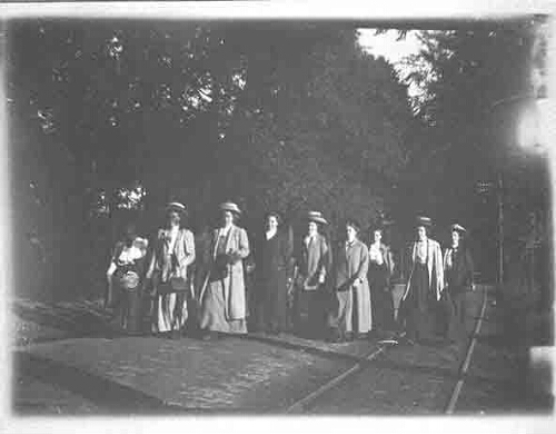 Leden tijdens het novitiaat van het U.V.S.V wandelend over rails. 1910