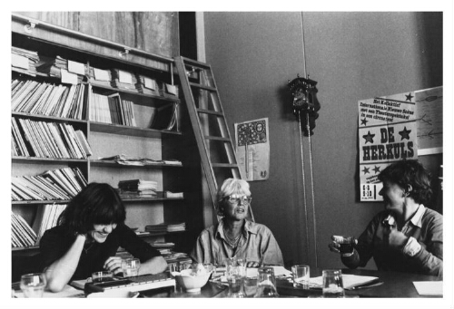 Cineaste Hedda van Gennep bij de voorbereidingen van het televisie programma Kijk Haar met Aafke Steenhuis en Marijke Frijlink. 1980