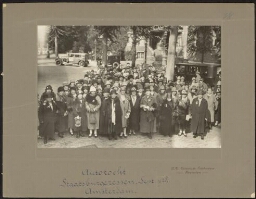 Groepsfoto van deelnemers aan de demonstratieve autotocht van de Nederlandsche Vereeniging van Staatsburgeressen 1928