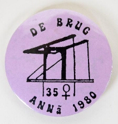 Button. 'De Brug'. Annä 1980.