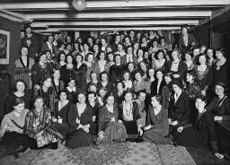 Groepsportret van vrouwelijke studenten bij de AVSV. 1932