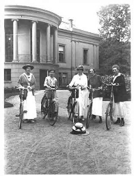 Leden van de Utrechtse Vrouwelijke Studenten Vereniging (UVSV) poseren met fietsen in de hand voor een gebouw 191?