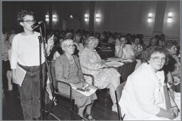 Zaal met deelnemers tijdens een congres van de Vrouwenbond FNV. 1988