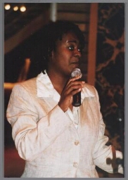Merlyn Esajas, bureaucoördinator van Zami, tijdens de uitreiking van de Zami Award 2004 met als thema 'Heldinnen in de knop'. 2004