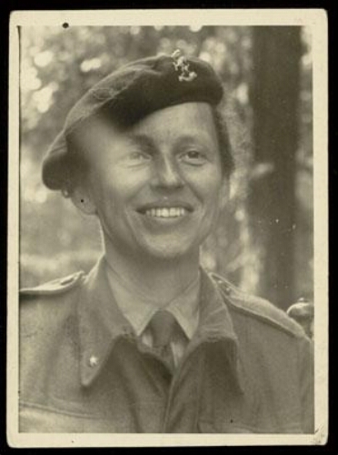 Marie Kamphuis in militair uniform. 1945