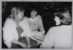 Connie van Nieuwkerk (geheel links) en Maria van Noort (rechts) tijdens het International Congress on Mental Health Care for Women. 1988