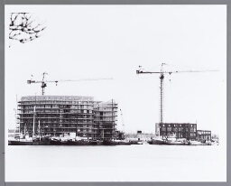 Uitzicht op een gebouw in aanbouw op het Barcelonaplein in Amsterdam foto genomen vanaf de Verbindingsdam met links de Levantkade 1991