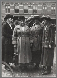 Op deze foto is de dame (tweede van links) altijd geïdentificeerd als Aletta Jacobs, dit is waarschijnlijk niet het geval 192?