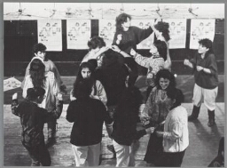 Turkse dans tijdens het Buitenlandse Meisjes Festival. 1986