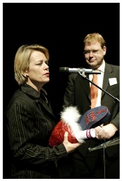 Minister de Geus met Mirjam de Rijk, voorzitter van de Vrouwen Alliantie 2003