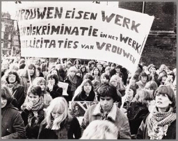 Demonstratie met spandoeken: 'Vrouwen eisen werk': 'geen diskriminatie in het werk'. 198?