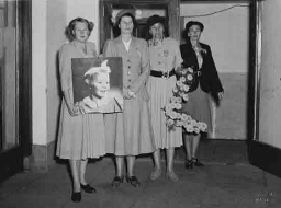 (Bestuurs)leden tonen het portret van H.K.H 1948