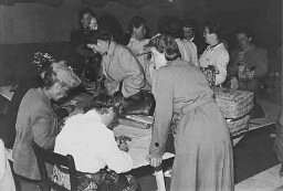 Registreren van Nationale feestrokken ter voorbereiding van het defilé voor de tentoonstelling 'De Nederlandse Vrouw 1898-1948'. 1948