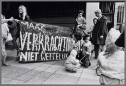 Aktie met spandoek: 'Maak verkrachting niet wettelijk'. 1988