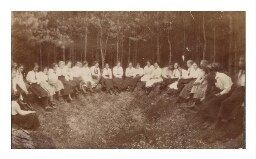 De jonge vrouwen zitten aan de rand van een kuil. 1916