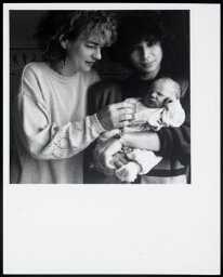 Twee vroedvrouwen van een verloskundigenpraktijk te Heijthuijsen met een baby 1992