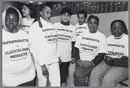 Vluchtelingen vrouwen bijeen in de hal van het Tweede Kamer gebouw 2000