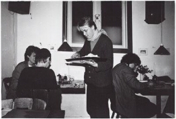 Gasten en serveerster van vrouwenrestaurant Zus. 1983