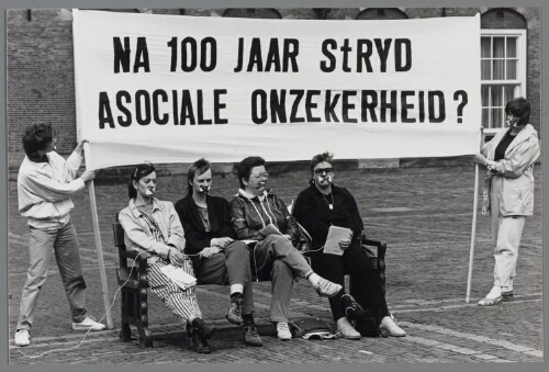 Actie/demonstratie van het Haagse Platform voor Economische Zelfstandigheid en het Haagse Comité Bijstandsvrouwen, op het Binnenhof in Den Haag. 1986