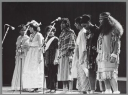 Surinaamse klederdrachtshow tijdens het Buitenlandse Meisjes Festival. 1986