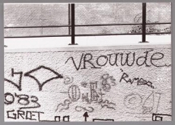 Graffiti op de muur van een tunnel bij het Waterlooplein: 'Vrouwde'. 1983