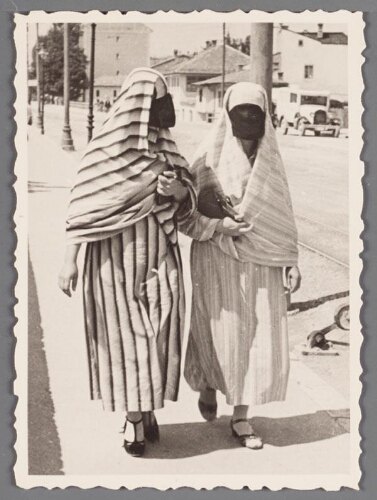 Vrouw met abaya en sluier die het gehele gezicht bedekt  lopen over straat 193?