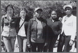 Alleenstaande minderjarige asielzoeker-moeders die het traject 'voorbereiding op scholing en werk' op het ROC Albeda college hebben gevolgd tijdens een reunie in dierentuin Blijdorp 2004
