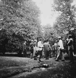 Gezelschap tussen bomen 1938
