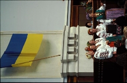Zangeressen in klederdracht zingen voor het parlement in de Oekraïne tijdens bezoek van de treinreizigsters naar Beijing. 1995