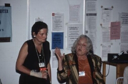 Persconferentie in het perscentrum met Betty Friedan en Nancy Woodhall, tijdens de schaduwconferentie van de Vierde VN vrouwenconferentie. 1995