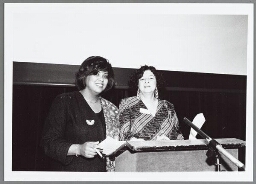 Joan de Windt met Tara Singh Varma (r.) tijdens de uitreiking van de Zami Award 1997 voor Beste Actrice. 1997