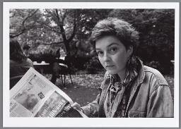 Vrouw leest een krant op een terras in het Amsterdamse Vondelpark. 1996