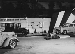 Stand van de afdeling 'De vrouw in de mode': automobielfabriek 'Ford' en de mode' op de tentoonstelling 'De Nederlandse Vrouw 1898-1948'. 1948