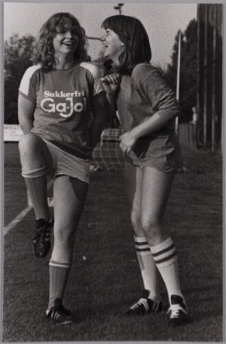Meisjes van 13 op het voetbalveld 1986