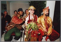 Miss Mopsie en Patrick Vicklacsz tijdens hun 'huwelijksceremonie' in het Amsterdamse stadhuis tijdens de Gay Games 1998