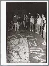 Actie tijdens Roze week, beschildering van de straat met (roze) driehoek en tekst 'hoera wij zijn lesbies'. 1982