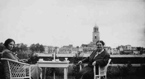 Johanna Westerdijk (rechts) op een terras in Deventer 193?