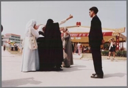 Vrouwen uit islamitische landen werden tijdens de wereldvrouwenconferentie door mannen begeleid. 1995