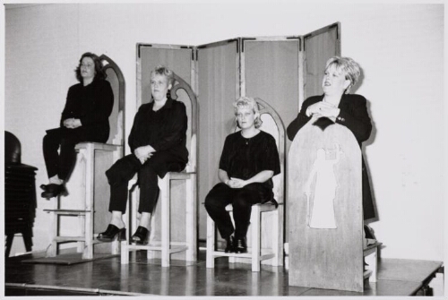 Theatergroep Bizziniss speelt 'het lucifersgesticht' : vrouwen uit de wijk over opvoeden in hun eigen wijk. 1998