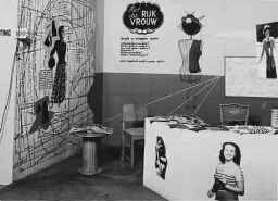 Stand van de afdeling 'De vrouw in de mode': 'Breipatronen' van het tijdschrift 'Het Rijk der vrouw' op de tentoonstelling 'De Nederlandse Vrouw 1898-1948'. 1948