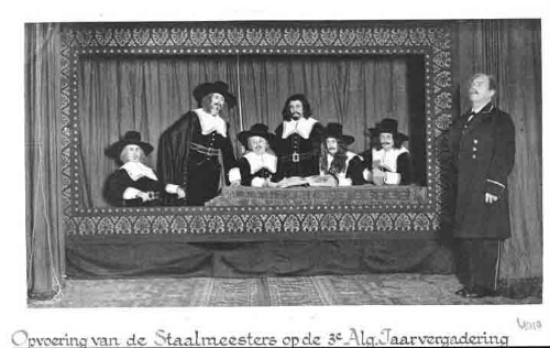 Bijschrift: 'Opvoering van de Staalmeesters op de 3e Alg 1935