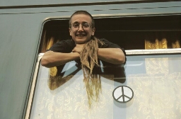 Vrouw hangt uit coupéraam van de  WILPF trein 1995