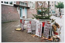 Bloemen, kerstboom en affiches op de plek waar een Turkse jongen is vermoord. 2005