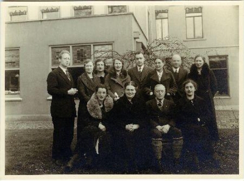 Johanna Westerdijk en haar medewerkers van het Phytopathologisch Laboratorium 'Willie Commelin Scholten' (WCS) in de tuin voor villa Java 1937